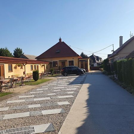 Privat U Jozefa Foeldesa Apartment Velky Meder Luaran gambar
