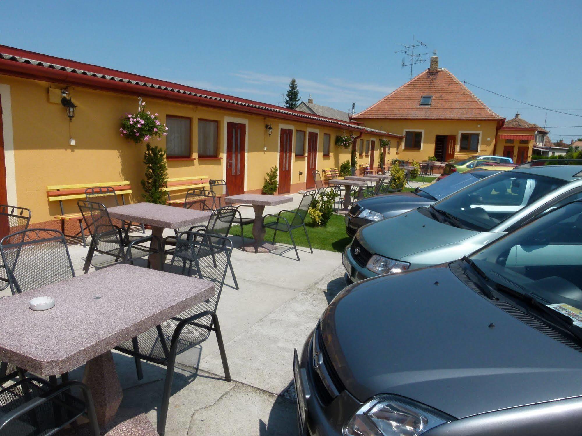 Privat U Jozefa Foeldesa Apartment Velky Meder Luaran gambar